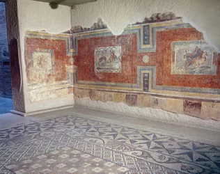 Rekonstruktion des Inneren eines römischen Hauses mit Mosaikböden und Wandmalereien, die Zirkus- und Jagdszenen darstellen